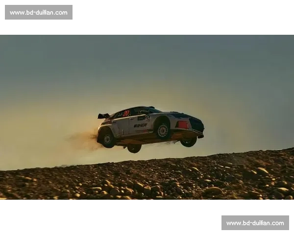 赛道上的“速度与诗”:赛车摄影师镜头下的光影传奇 赛道上的“速度与诗”:赛车摄影师镜头下的光影传奇